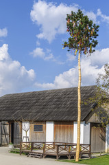 Maibaum mit Tanzboden auf dem Bauernhof