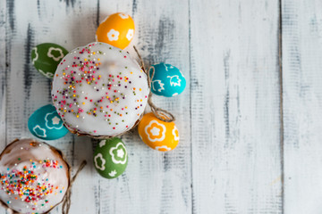 Fototapeta na wymiar Easter cake with colored eggs