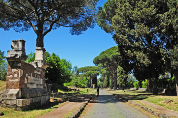 Fototapeta na wymiar Roma, ruderi e rovine sulla via Appia Antica