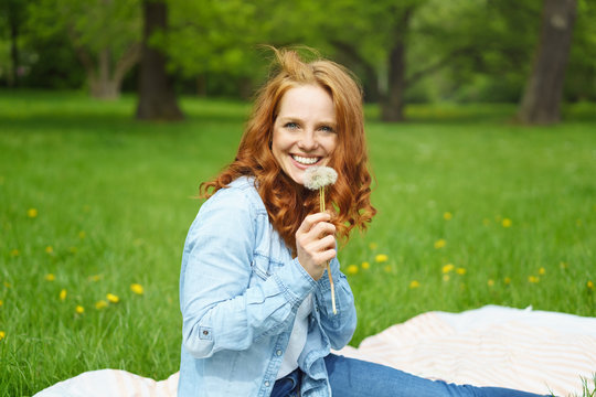 lachende frau mit pusteblumen