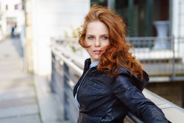 Fototapeta premium schöne frau mit roten locken in der stadt