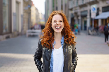 Fototapeta premium lachende frau ist in der stadt unterwegs