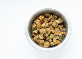 gamelle de croquettes et boulettes pour chien,isolé,fond blanc