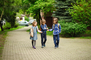 Three little friends go to school.