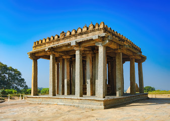 Obraz premium Sasivekalu Ganesha with Ganesh statue, the ancient temple of Hampi,a UNESCO World Heritage Site in Karnataka, India. Side view