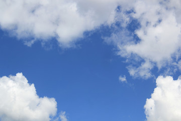 firmamento azul con nubes blancas.