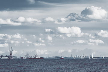 Obraz premium Tug ships and sailboats