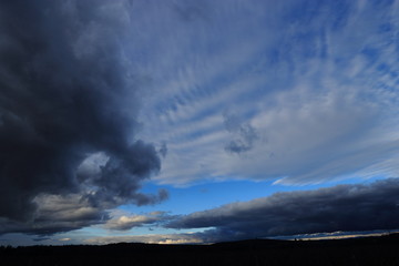 Naklejka na ściany i meble Ciel orageux dans l'Aude, Occitanie dans le sud de la France