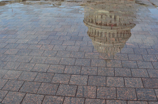 Reflejo del capitolio despu&eacute;s de la lluvia