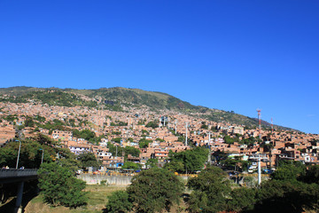 Fototapeta na wymiar Panorámica sector oriental de la ciudad con metrocable. Medellín, Antioquia, Colombia. 