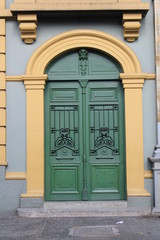 Fototapeta na wymiar Puerta de madera, Paraninfo de la Universidad de Antioquia o Edificio San Ignacio. Medellín, Antioquia, Colombia. 