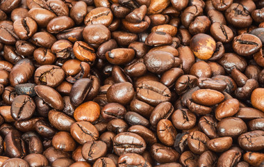 close up many roasted coffee beans background 
