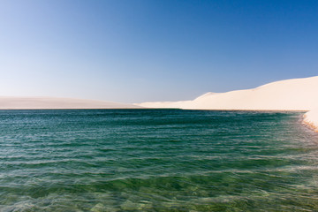 レンソイス・マラニャンセス国立公園の白い砂丘とラグーン
