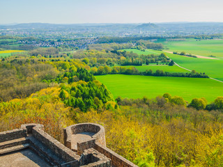 Ausblick von der Teufelsburg bei Felsberg über das Saarland mit der Berghalde Duhamel dem...