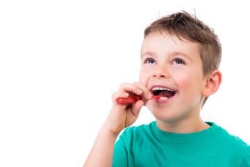 kind putzt mit viel freude die z&auml;hne