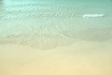 Fototapeta na wymiar Wave of the clear blue ocean on tropical white sand beach at Koh Larn, Pattaya, Thailand
