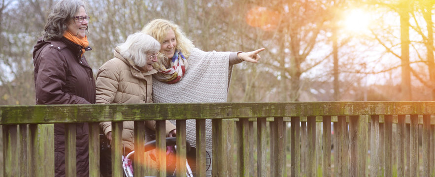 Senioren Altenpflege Spaziergang im Abendrot mit Flares Banner