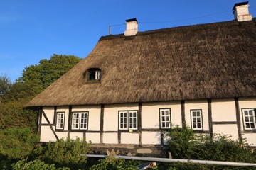 Fototapeta na wymiar thatched cottage in Sieseby