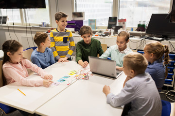 kids with invention kit at robotics school