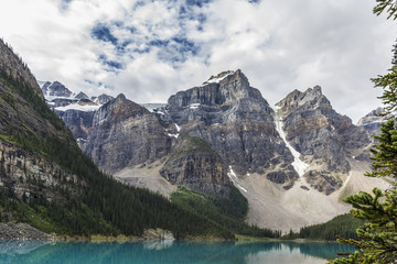 Obraz premium Lake mountains trees landscape at Lake Moraine, Canada