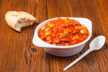 Baked beans in tomato sauce served in plastic cups.