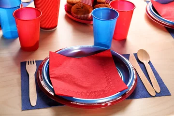 Crédence de cuisine en verre imprimé Pique-nique Table setting with plastic ware for summer picnic