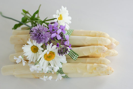 Spargel mit Fr&uuml;hkartoffel h&uuml;bsch dekoriert mit Schnittlauchbl&uuml;ten und Margaritten