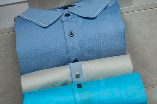 pile de polos en vitrine 