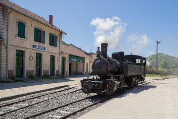 Fototapeta na wymiar Locomotive en gare de Lamastre