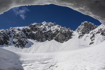Alpengipfel durch ein Loch in der Decke einer Schneehöle