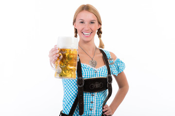 frau zeigt bierhumpen