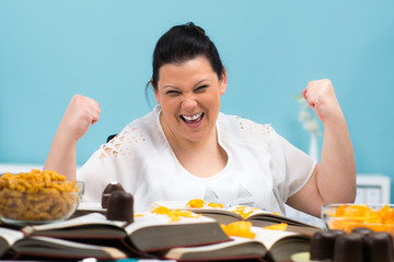 Mitarbeiterin freut sich über Fressorgie im Büro