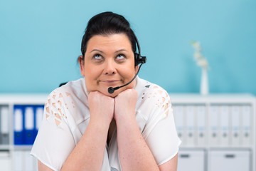 Gefrustete Mitarbeiterin im Callcenter