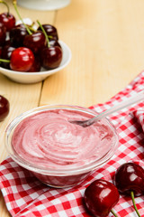 Yogurt alla ciliegia, fuoco selettivo