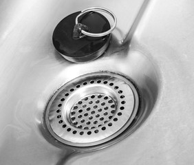 Wasserablauf im Spülbecken mit Gummistopfen und Sieb
