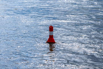 Rotes Seezeichen auf Wasseroberfläche