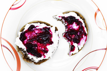 Toast mit Quark und Marmelade