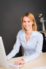 junge managerin schreibt am computer