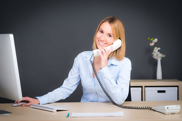 freundliche anwältin am telefon