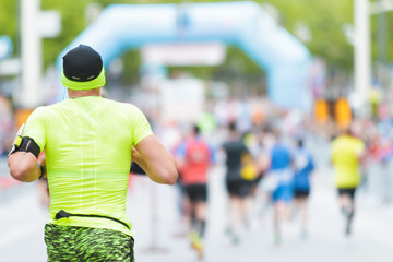 Mann beim Marathon bei Start / Ziel