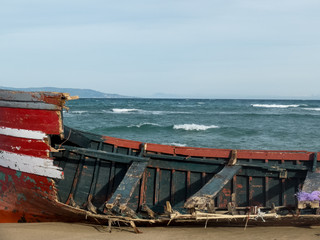 Barco rojo con lineas blancas en playa 06