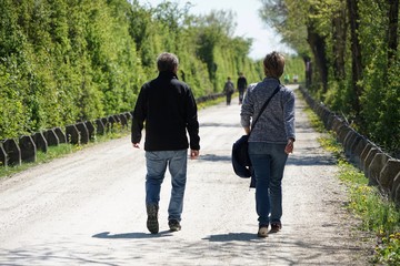 Paar beim Spaziergang auf dem Damm