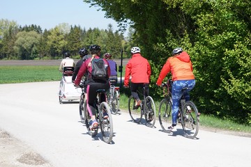 Gruppe von Männern und Frauen beim Fahrradfahren