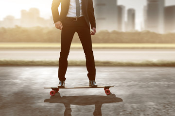 Geschäftsmann auf Skateboard