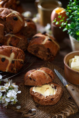 hot cross bun au chocolat
