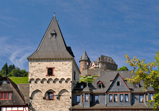 Langstra&szlig;e, im Hintergrund Jugendburg Stahleck auf dem Rheinhang in Bacharach, Rheinland-Pfalz, Deutschland, Europa