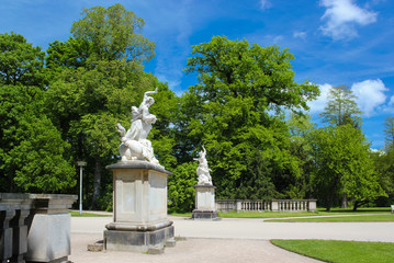 Großer Garten Dresden Hauptallee mit Skulpturen im Frühling