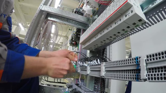 Timelapse shooting of the cords assembling. Close-up. No face. 4K.