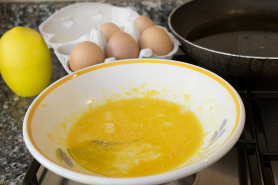 beaten eggs and pan to prepare an omelette