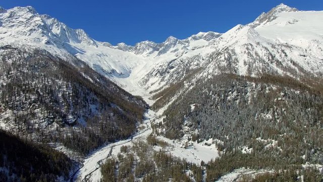 Aerial 4K - Chiareggio - Valmalenco (IT) - Vista aerea panoramica di Pian del Lupo e Val Sissone